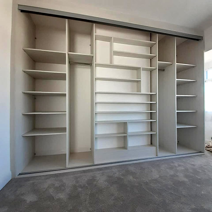 Sliding wardrobe interior