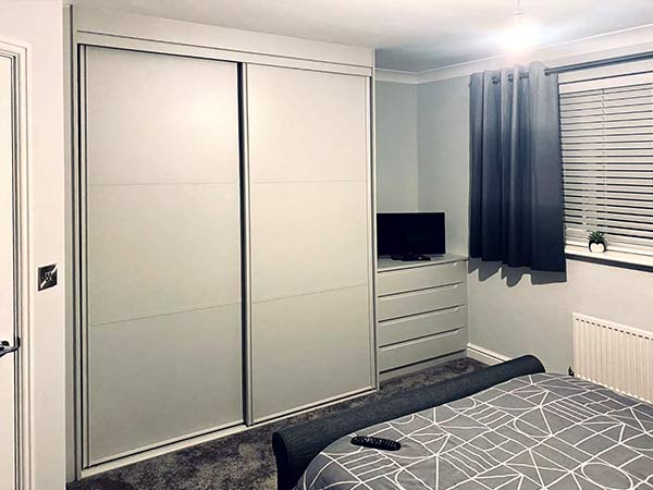 Fitted sliding wardrobe exterior