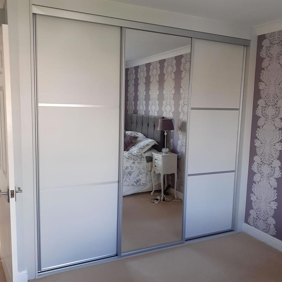 white-panel-aluminium-trim-mirrored-centre-door